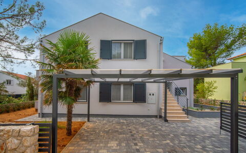 Artatore: Plant, Sky, Building, Daytime, Property, Window, Cloud, House, Road Surface, Land Lot