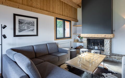 L'Adret: Couch, Property, Furniture, Picture Frame, Building, Interior Design, Living Room, Wood, Floor, Flooring