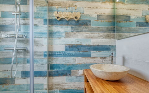 Petite Dépée: Plumbing Fixture, Tap, Wood, Bathroom, Rectangle, Floor, Flooring, House, Plumbing, Building