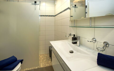 Clemenvillas i: Mirror, Tap, Sink, Plumbing Fixture, Property, Bathroom, Bathroom Sink, Interior Design, Building, Lighting