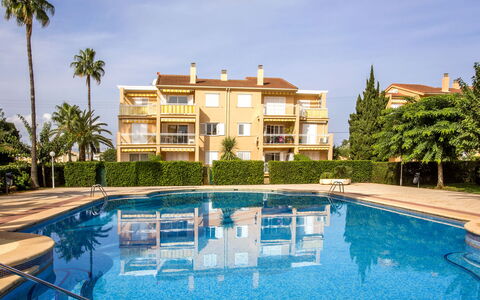 Clemenvillas i: Water, Plant, Sky, Cloud, Property, Building, Swimming Pool, Tree, Azure, Architecture