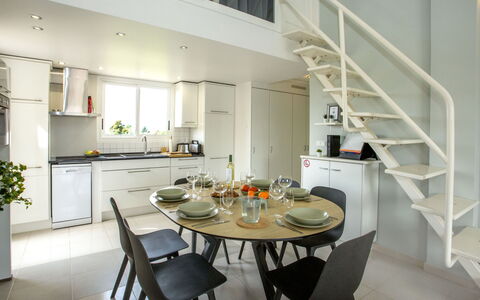 Clemenvillas i: Table, Furniture, Property, Cabinetry, Chair, Countertop, Wood, Kitchen, Interior Design, Floor