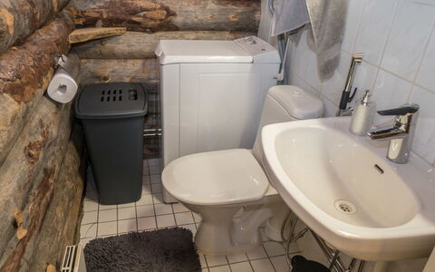 Salmikangas F1: Toilet Seat, Plumbing Fixture, Flooring, Toilet, Floor, Plumbing, Room, Bathroom, Sink, Tap