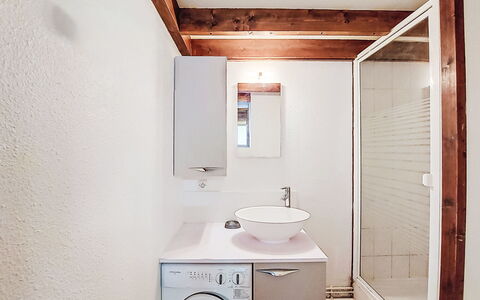 Les Mathes 220: Wall, Washing Machine, Flooring, Floor, Plumbing Fixture, Interior Design, Ceiling, Laundry Room, Sink, Bathroom