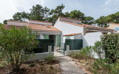 Les Maisons de L'Océan 220.2: Bicycle, Wheel, Sky, Property, Table, Building, Window, Door