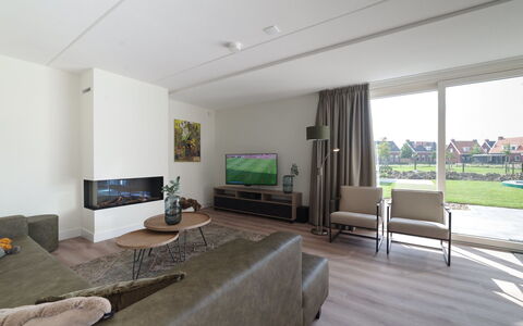 Ganuenta: Property, Couch, Comfort, Plant, Wood, Interior Design, Table, Flooring, Shade, Floor
