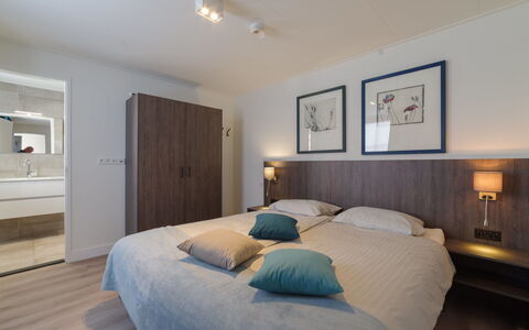Ganuenta: Furniture, Property, Building, Comfort, Azure, Wood, Textile, Lighting, Interior Design, Bed