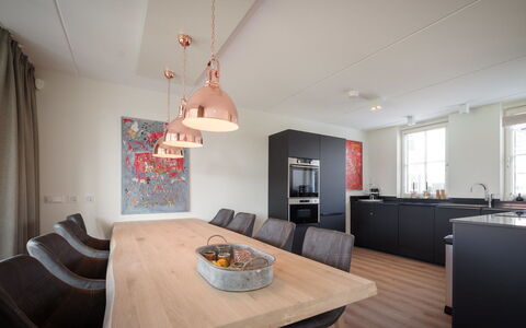 Ganuenta: Table, Furniture, Property, Couch, Wood, Building, Living Room, Interior Design, Floor, Flooring