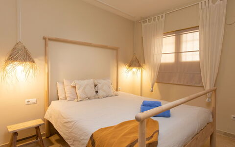 Sea Suite: Building, Furniture, Property, Comfort, Wood, Textile, Window, Interior Design, Bed Frame, Shade