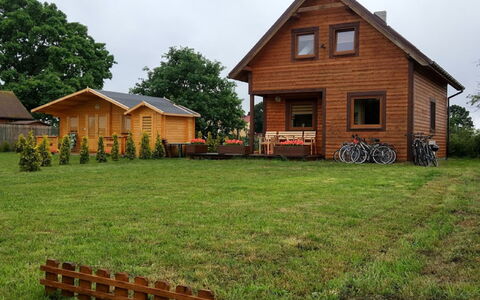 Domek Z Klimatem: Plant, Sky, Property, Window, Building, Tree, Wood, House, Land Lot, Grass