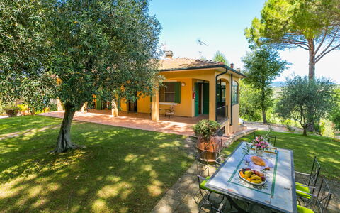 Villa le Querce: Plant, Sky, Building, Tree, Shade, Natural Landscape, Land Lot, Grass, House, Cottage