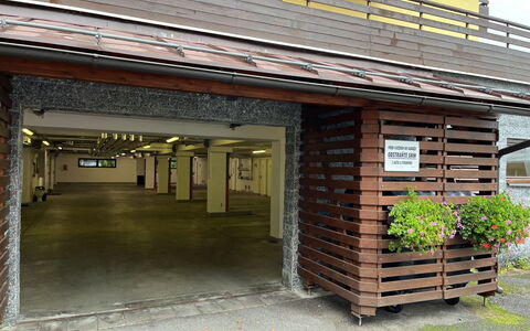 Sachrův Kopec: Plant, Wood, Building, Shade, Brickwork, Facade, Brick, Window, Siding, Roof