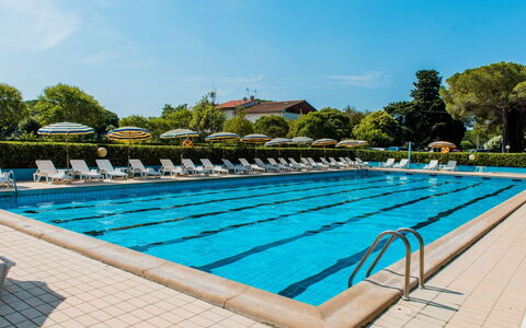 Marina di Bibbona 650: Water, Sky, Plant, Swimming Pool, Cloud, Azure, Tree, Rectangle, Leisure, Aqua