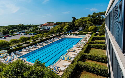 Marina di Bibbona 650: Sky, Water, Plant, Cloud, Swimming Pool, Tree, Shade, Urban Design, Grass, Condominium