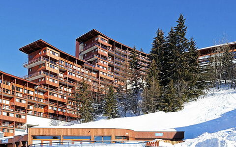 Bourg St Maurice 651: Sky, Building, Property, Snow, Urban Design, Neighbourhood, Slope, Condominium, Residential Area, Window