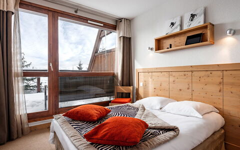 Bourg St Maurice 651: Furniture, Property, Comfort, Building, Azure, Wood, Window, Bed Frame, Textile, Interior Design