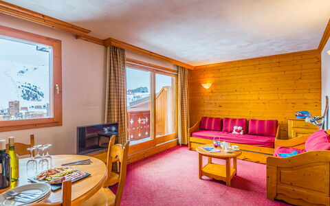 La Plagne 647: Furniture, Property, Cabinetry, Table, Building, Wood, Comfort, Drawer, Interior Design, Bed Frame