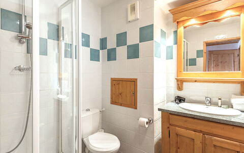 La Plagne 647: Mirror, Plumbing Fixture, Sink, Property, Bathroom Cabinet, Tap, Cabinetry, Bathroom, Blue, Purple