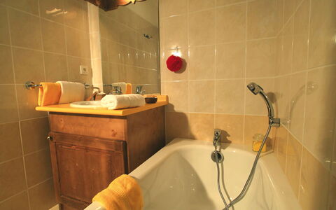 Vallandry 651: Bathtub, Plumbing Fixture, Tap, Property, Bathroom, Interior Design, Lighting, Flooring, Floor