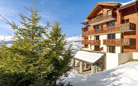 Vallandry 651: Sky, Building, Cloud, Snow, Larch, House, Window, Neighbourhood, Tree, Evergreen