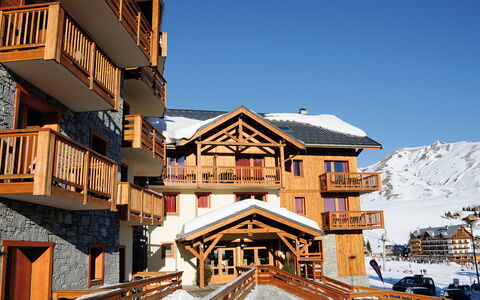 La Toussuire 651: Sky, Building, Property, Window, Wood, World, Snow, House, Neighbourhood, Urban Design