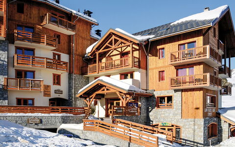 La Toussuire 651: Building, Snow, Sky, Window, House, Wood, Slope, Leisure, Facade, Urban Design
