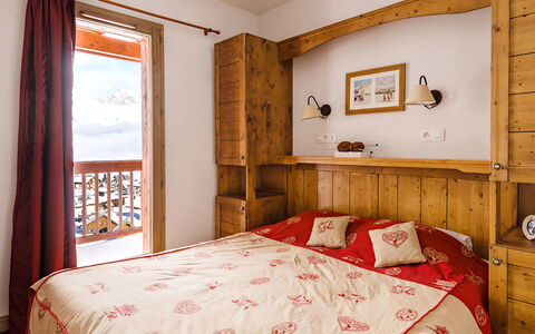 La Toussuire 651: Property, Furniture, Window, Building, Comfort, Wood, Textile, Interior Design, Bed Frame, Floor