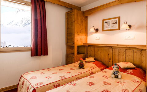 La Toussuire 651: Property, Furniture, Building, Window, Comfort, Wood, Interior Design, Textile, Bed Frame, Bed