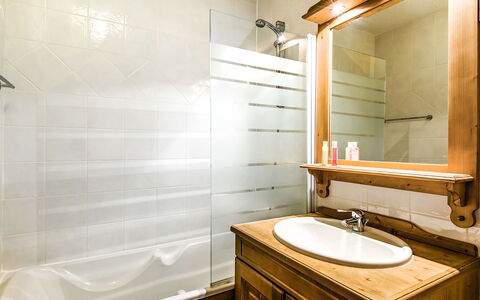 La Toussuire 651: Tap, Plumbing Fixture, Bathroom Cabinet, Sink, Mirror, Property, Bathroom Sink, Cabinetry, Bathroom, Wood