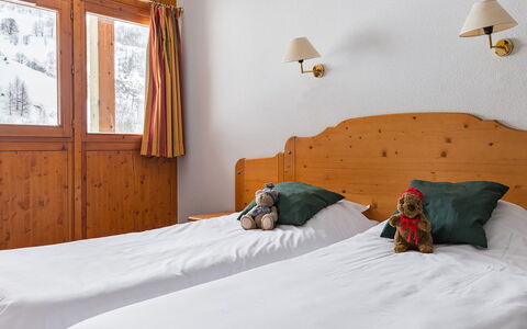 Valloire 651: Furniture, Property, Comfort, Window, Wood, Textile, Interior Design, Floor, Bed, Bed Frame