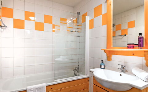 Valloire 651: Mirror, Tap, Plumbing Fixture, Bathroom Cabinet, Sink, Property, Cabinetry, Bathroom Sink, Bathroom, Interior Design