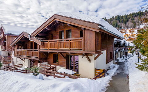 Les Gets 651: Sky, Building, Cloud, Snow, Window, House, Slope, Tree, Wood, Cottage