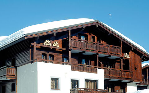 Les Gets 651: Sky, Property, Building, Window, Wood, Slope, Facade, House, Roof, Snow
