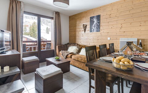 Les Gets 651: Table, Picture Frame, Couch, Property, Furniture, Lighting, Wood, Living Room, Architecture, Interior Design