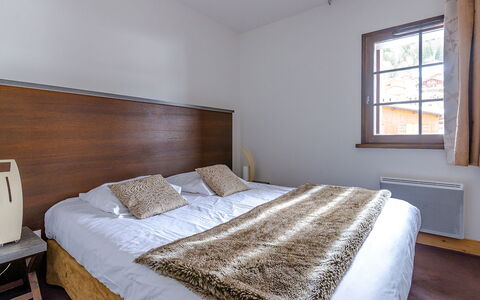 Les Gets 651: Furniture, Building, Property, Window, Comfort, Azure, Wood, Bed Frame, Interior Design