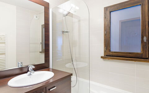 Les Gets 651: Mirror, Tap, Plumbing Fixture, Sink, Bathroom Cabinet, Bathroom Sink, Shower Head, Bathroom, Wood