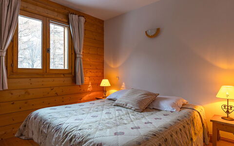 Serre Chevalier 651: Furniture, Property, Building, Window, Comfort, Lamp, Wood, Textile, Lighting