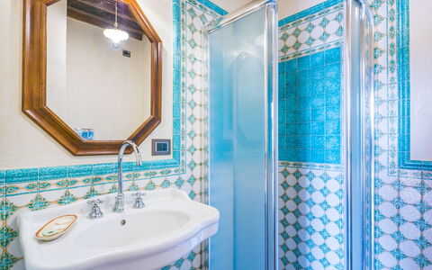 Lamore di Carla: Mirror, Tap, Sink, Plumbing Fixture, Bathroom Sink, Building, Bathroom, Blue, Azure, Purple
