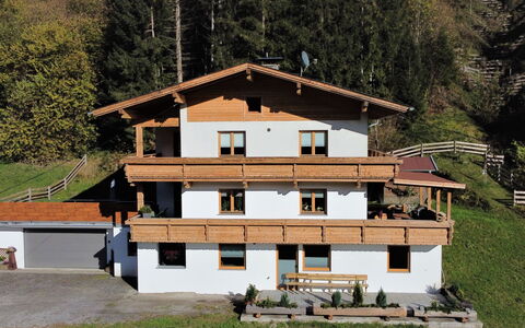 Sonnigs Platzl: Snow, Sky, Mountain, Window, Cloud, Building, House, Slope, Tree, Cottage