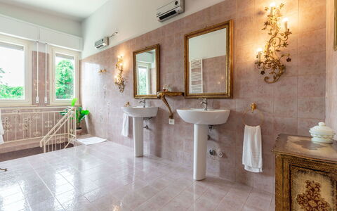 Villa Elpidio: Mirror, Tap, Plumbing Fixture, Sink, Bathtub, Bathroom, Window, Building, Bathroom Cabinet, Wood