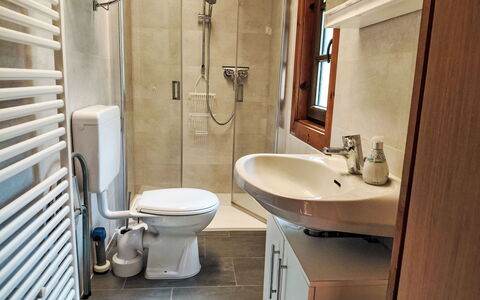 Geli: Toilet Seat, Bathroom, Toilet, Plumbing Fixture, Bathroom Sink, Sink, Flooring, Interior Design, Floor, Tap