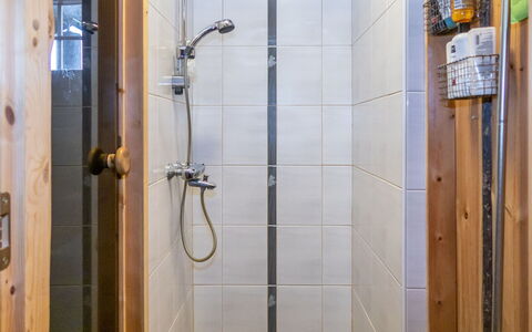 Rukanhippu: Plumbing Fixture, Flooring, Shower Head, Bathroom, Shower, Floor, Plumbing, Shower Bar, Interior Design, Shower Panel