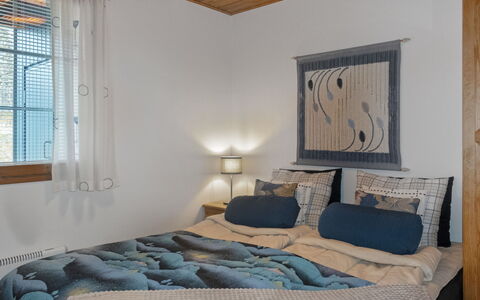 Siulapalkinen a 4: Bed, Furniture, Interior Design, Bedroom, Bed Sheet, Bedding, Wood, Linens, Floor, Ceiling