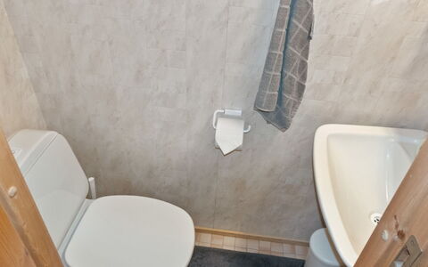 Siulapalkinen a 4: Toilet Seat, Plumbing Fixture, Wall, Bathroom, Flooring, Toilet, Floor, Bathroom Sink, Sink, Plumbing