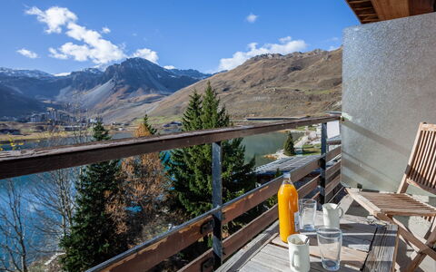 Le Grande Motte (Le Lac): Snow, Sky, Cloud, Mountain, Building, Slope, Tree, Plant, House, Natural Landscape