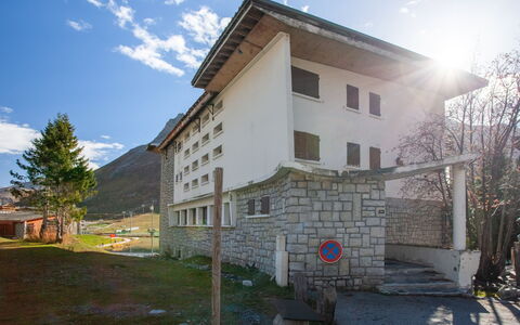 Le Grande Motte (Le Lac): Snow, Sky, Cloud, Mountain, Building, Slope, Tree, Plant, House, Natural Landscape