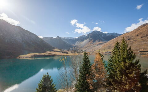 Le Grande Motte (Le Lac): Snow, Sky, Cloud, Mountain, Building, Slope, Tree, Plant, House, Natural Landscape