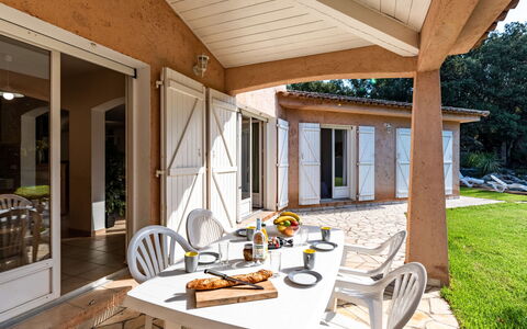 Corba Bala: Building, Property, Wood, Interior Design, Table, Computer Desk, House, Window
