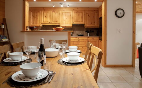 Ambre 1: Table, Tableware, Property, Furniture, Dishware, Wood, Drinkware, Cabinetry, Chair, Countertop