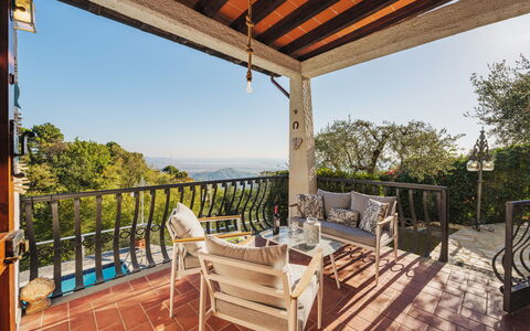 Villa Mistral: Wood, Lighting, Interior Design, Flooring, Floor, Living Room, Real Estate, Hardwood, Table, Beam